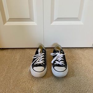 Converse black tennis shoes